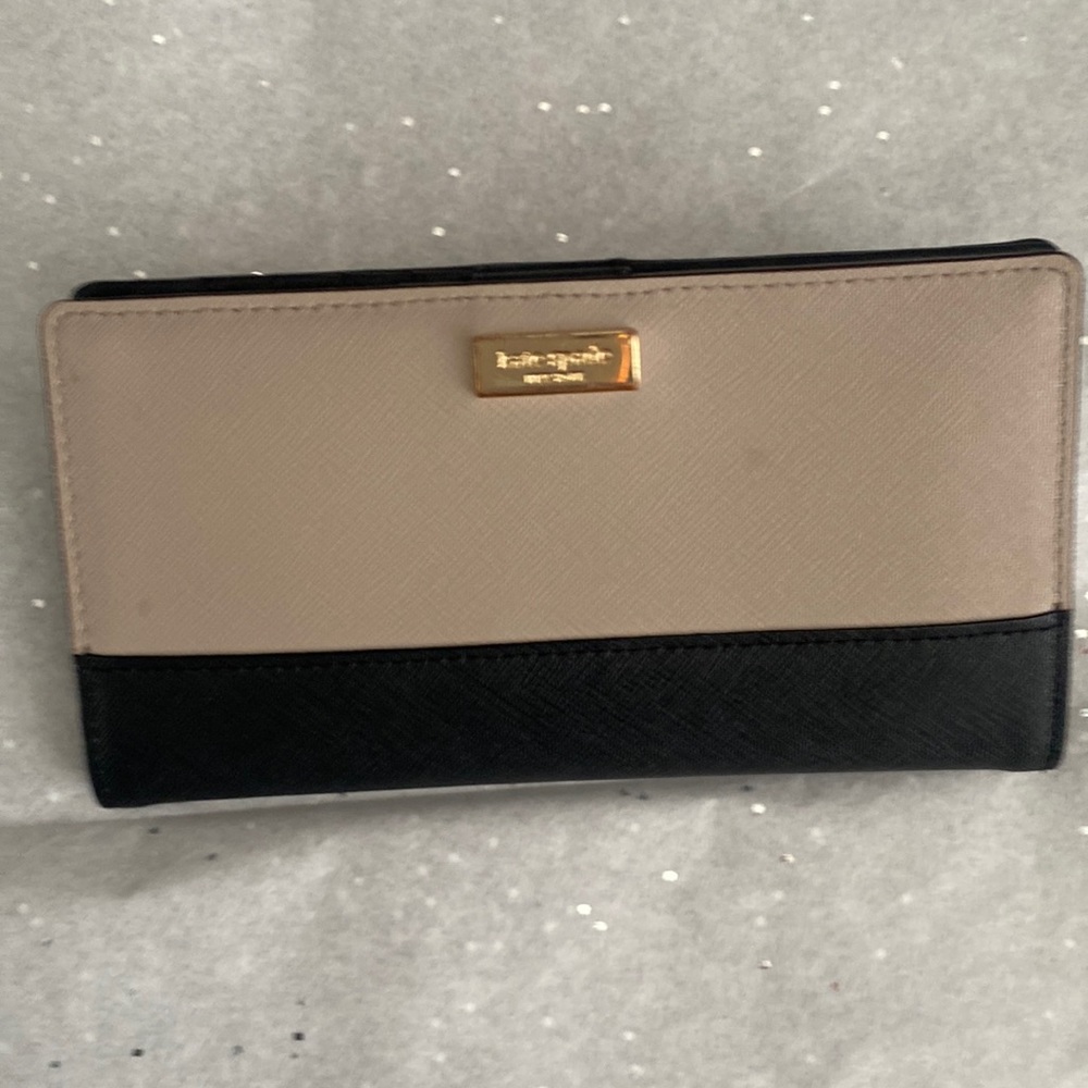 ♠️ Kate Spade medium bifold Cameron Street wallett taupe and black